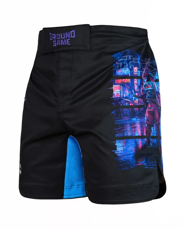 Spodenki MMA Ground Game Cyber Samurai – czarne z niebiesko-fioletową grafiką, widok z przodu pod kątem