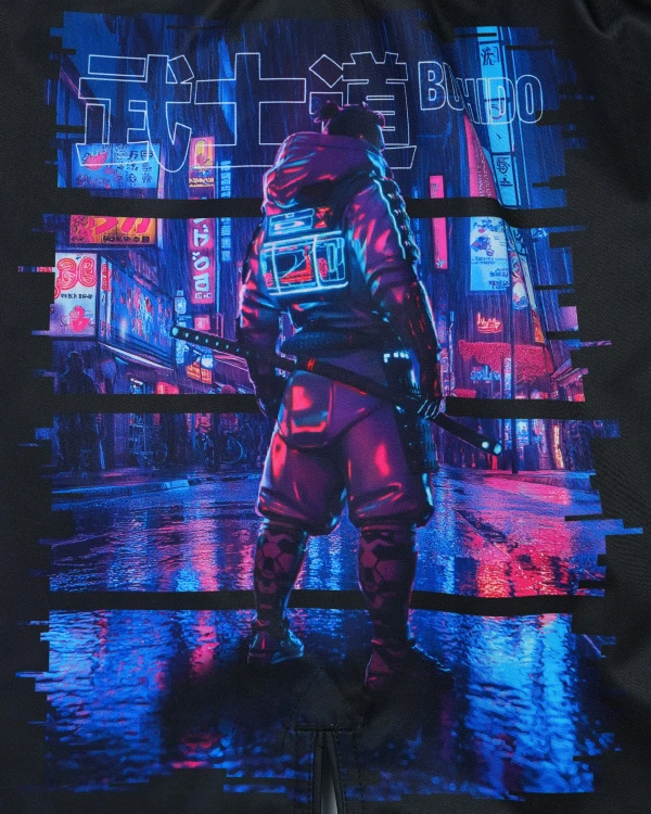 Cyber Samurai – zbliżenie sublimowanej grafiki samuraja na tle neonowego miasta
