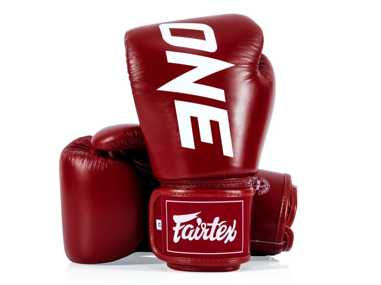 Rękawice bokserskie FAIRTEX ONE X ONE Championship (red) (1).jpg