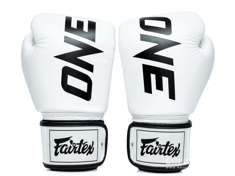 Rękawice bokserskie FAIRTEX ONE X ONE Championship (white) (2).jpg